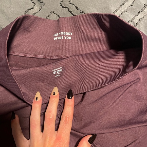 DEFYNE Dynamic Shorts - Plum Perfect - Picture 5 of 6